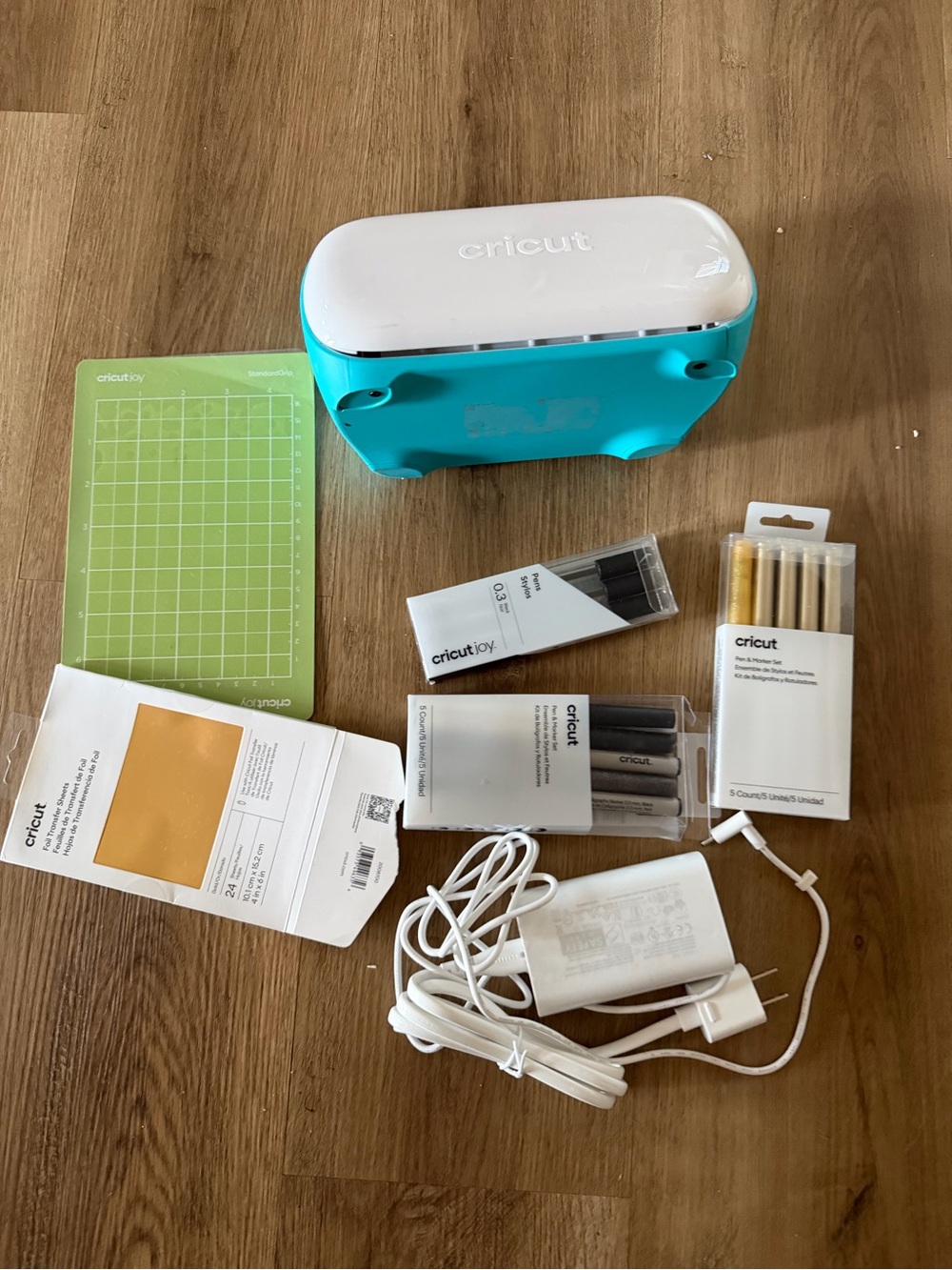 Cricut Joy Craft Cutter in Teal and White with Accessories